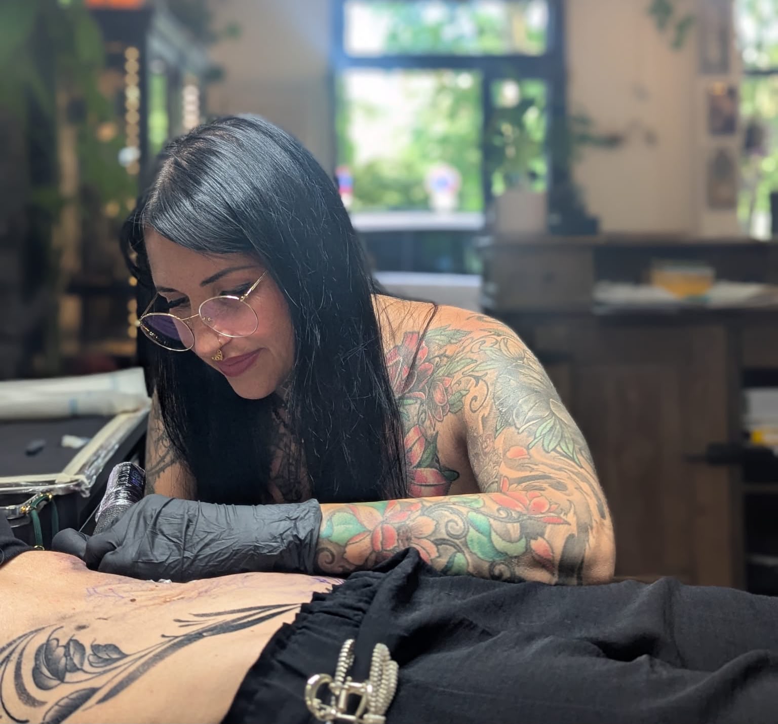 Mantra Tattoo Piercing Atelier Mannheim Janine Artist Host Oldschool Color Patch Sticker Fineline Dotwork Floral Ornamente Mandala